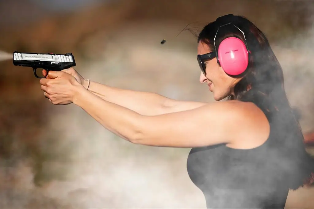 Home woman, self-defense, shooting range, gun, handgun, protection, smoke, shooting range, shooting range, shooting range, shooting range, shooting range